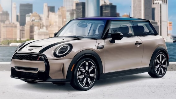 All-electric in a sporty look: The new MINI Cooper SE in JCW Trim.