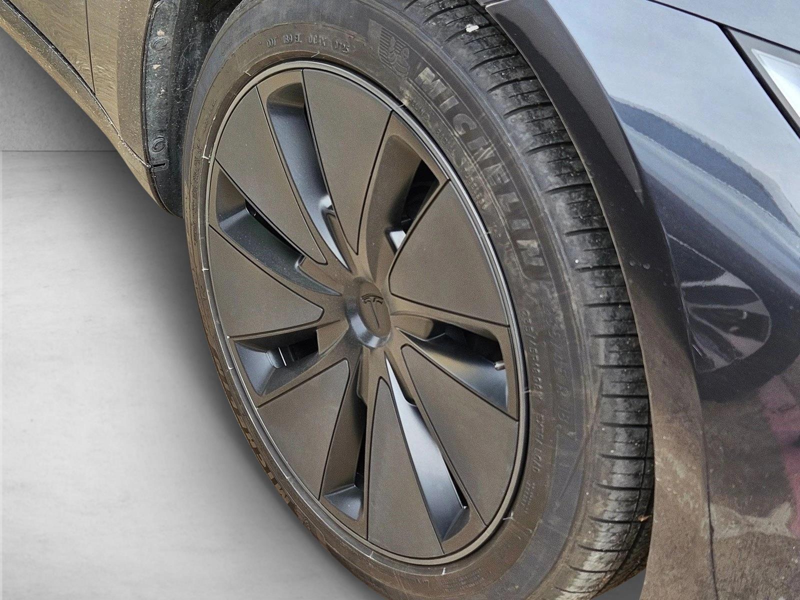 2025 Tesla Model 3 Long Range photo 4