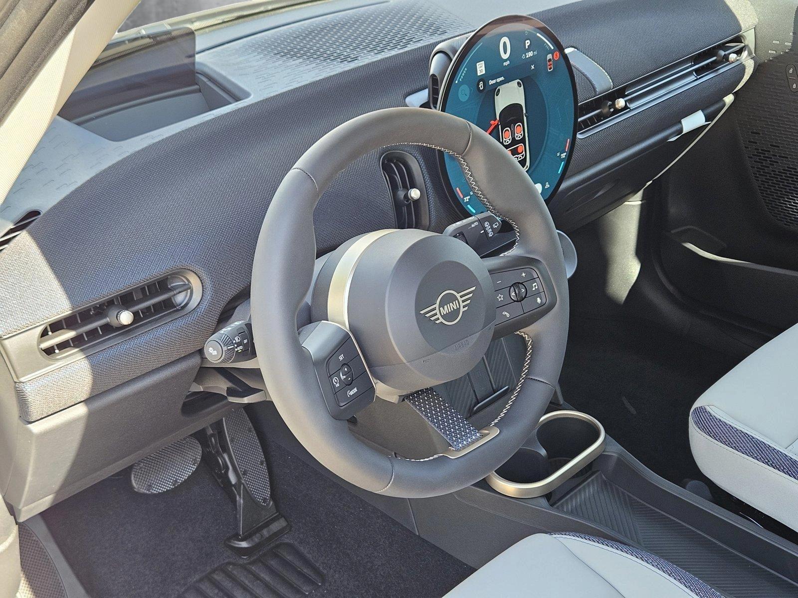 2025 Mini Cooper Hardtop 2 Door Signature photo 3