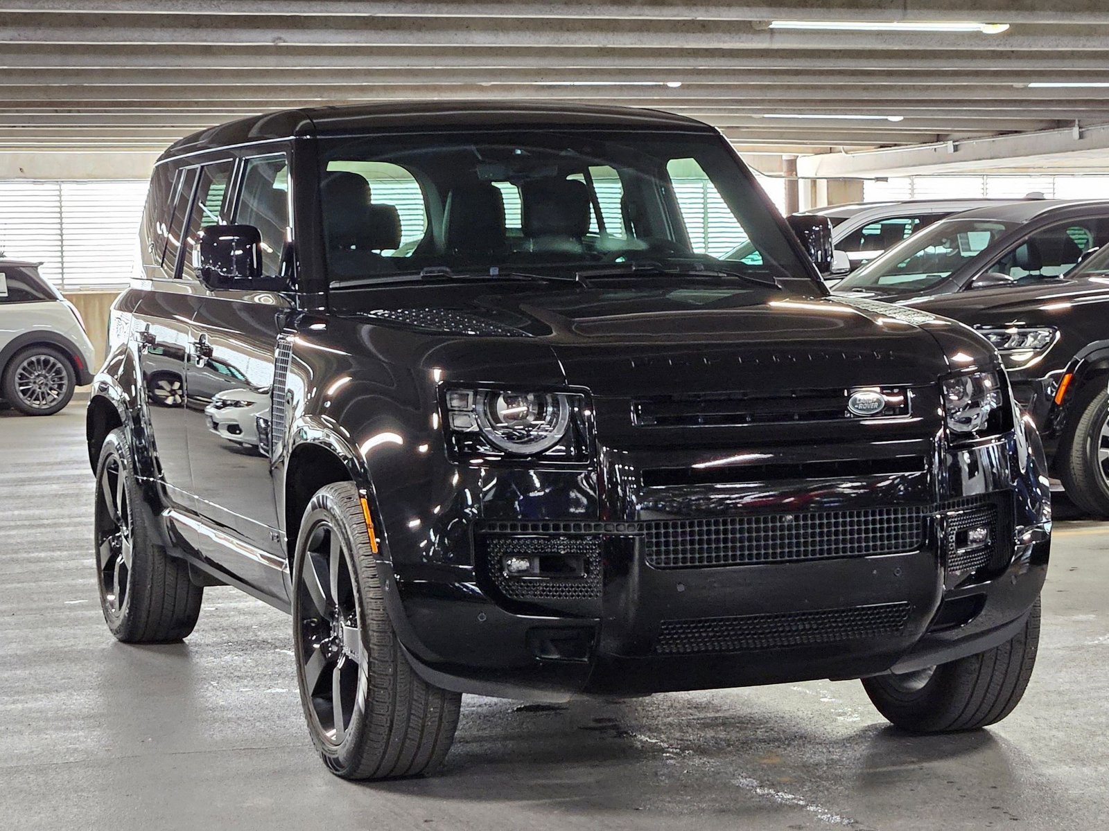 2023 Land Rover Defender V8 photo 3