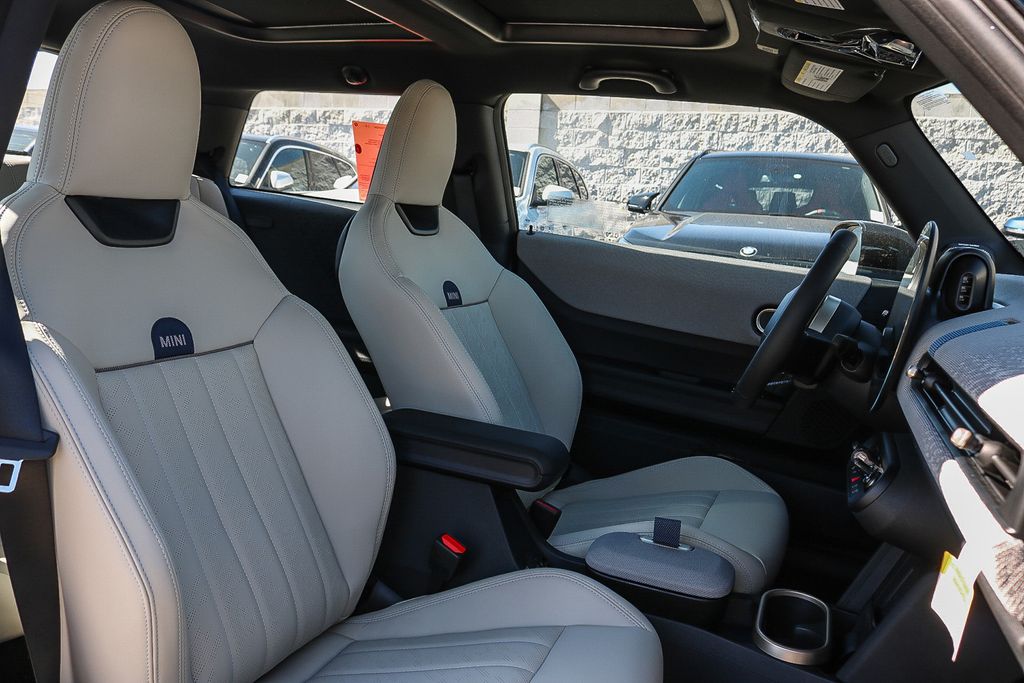 2025 MINI Hardtop 2 Door Base - Photo 14