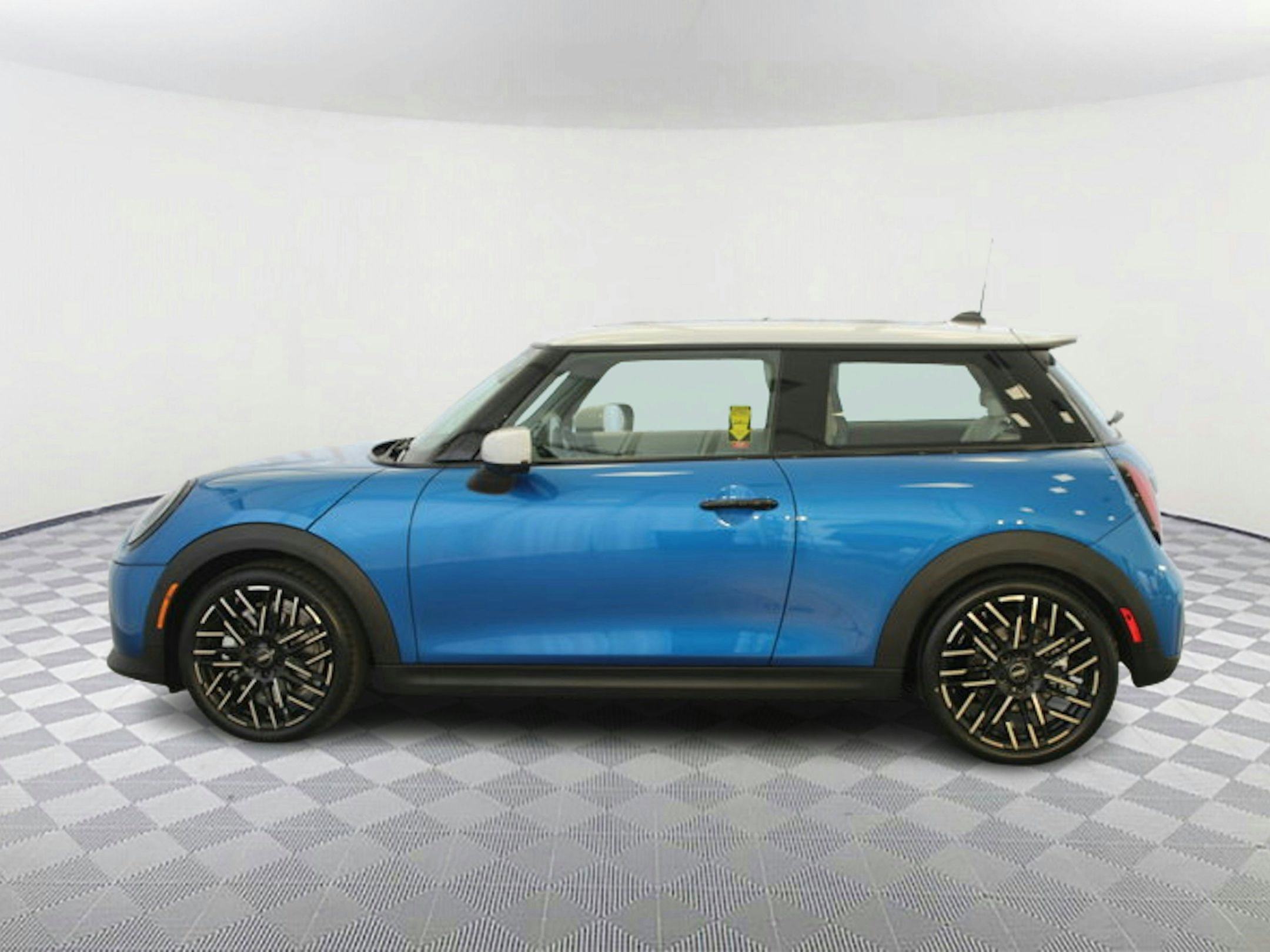 2025 Mini Cooper 2 Door Hardtop S Iconic photo 2