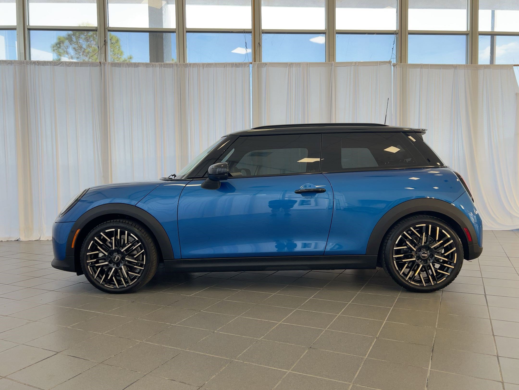 2025 Mini Cooper 2 Door Hardtop S Iconic photo 2