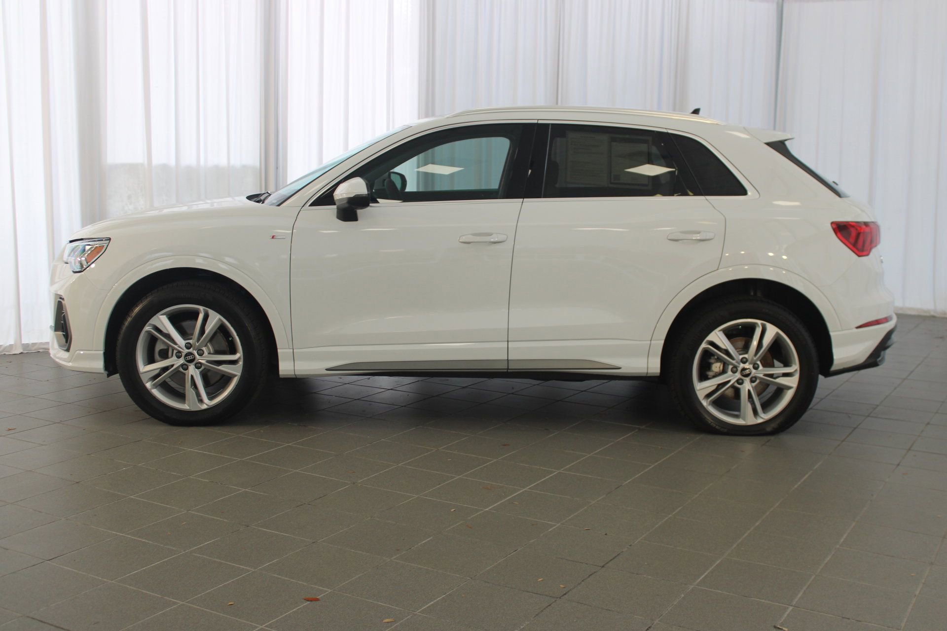 2023 Audi Q3 45 TFSI S line Premium photo 2