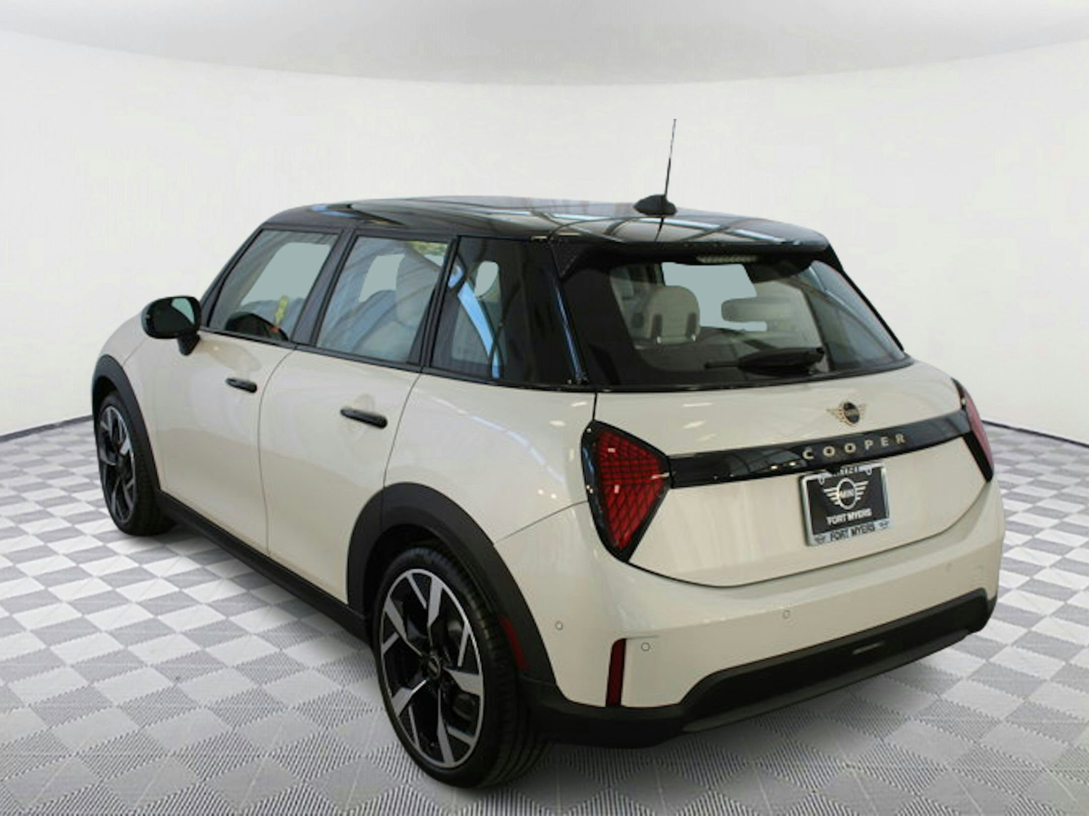 2025 Mini Cooper 4 Door Hardtop photo 2