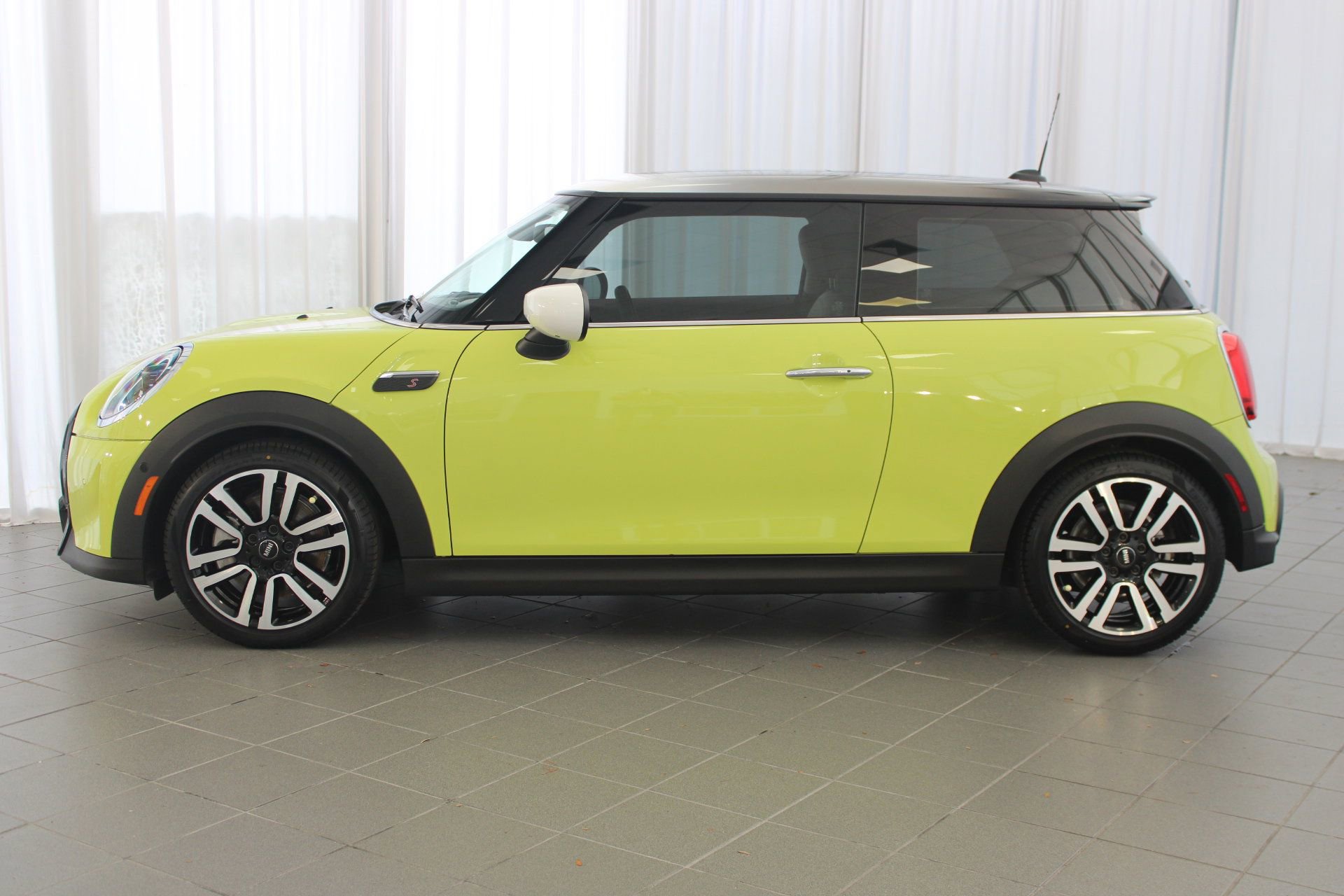 2024 Mini Cooper 2 Door Hardtop S Iconic photo 2