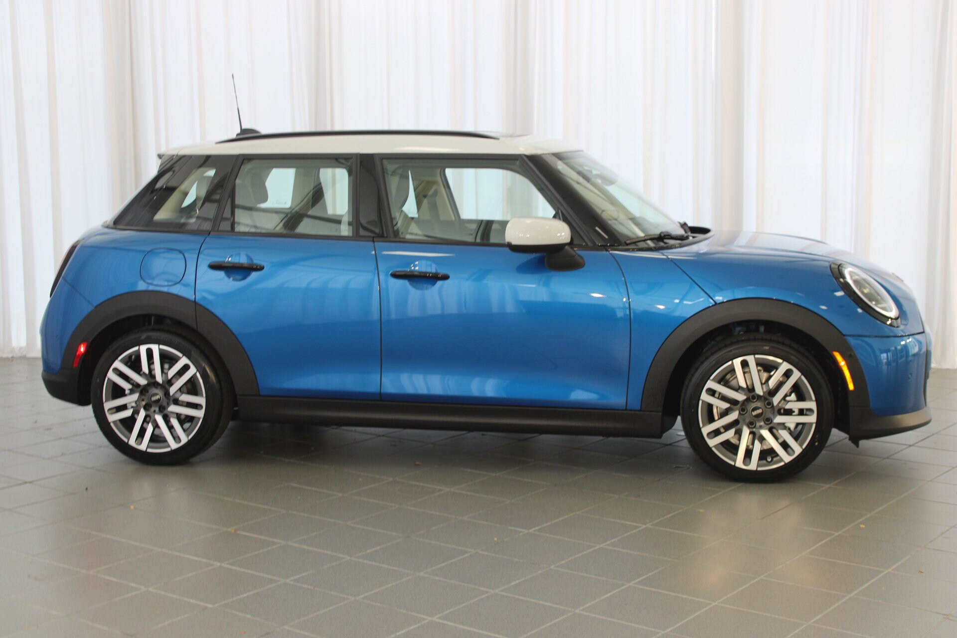 2025 Mini Cooper Signature photo 2