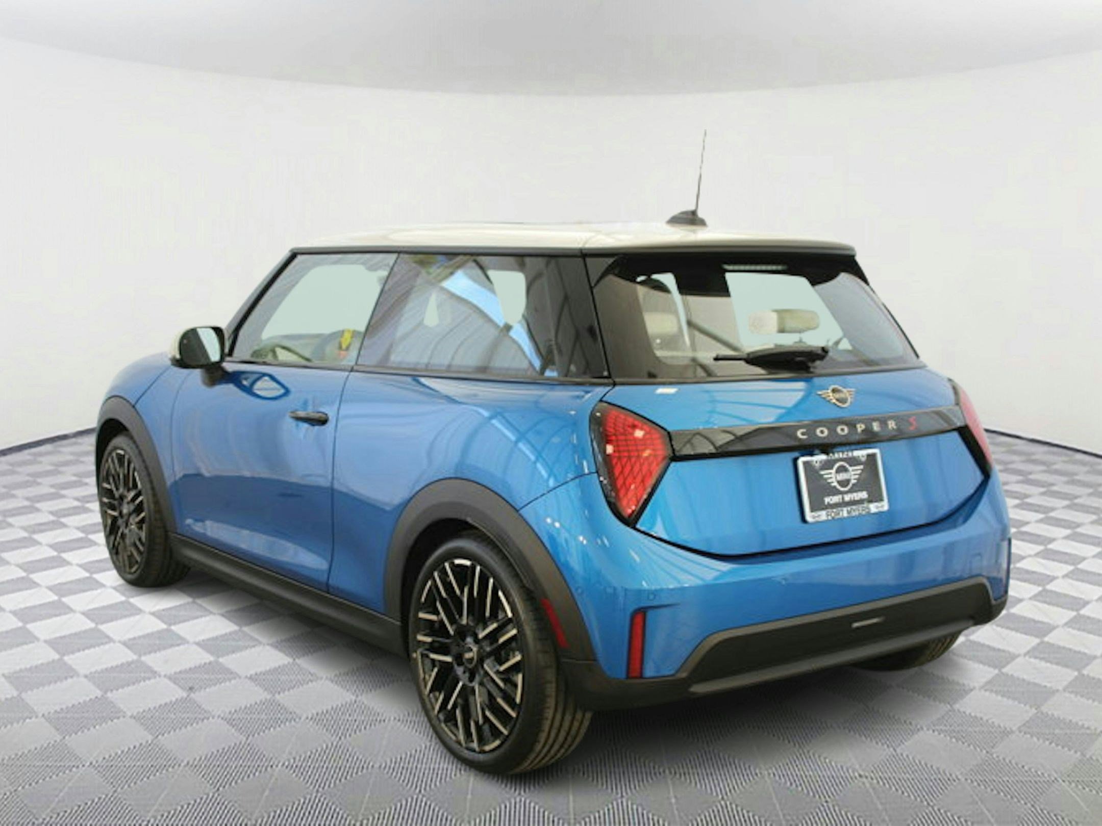 2025 Mini Cooper 2 Door Hardtop S Iconic photo 3