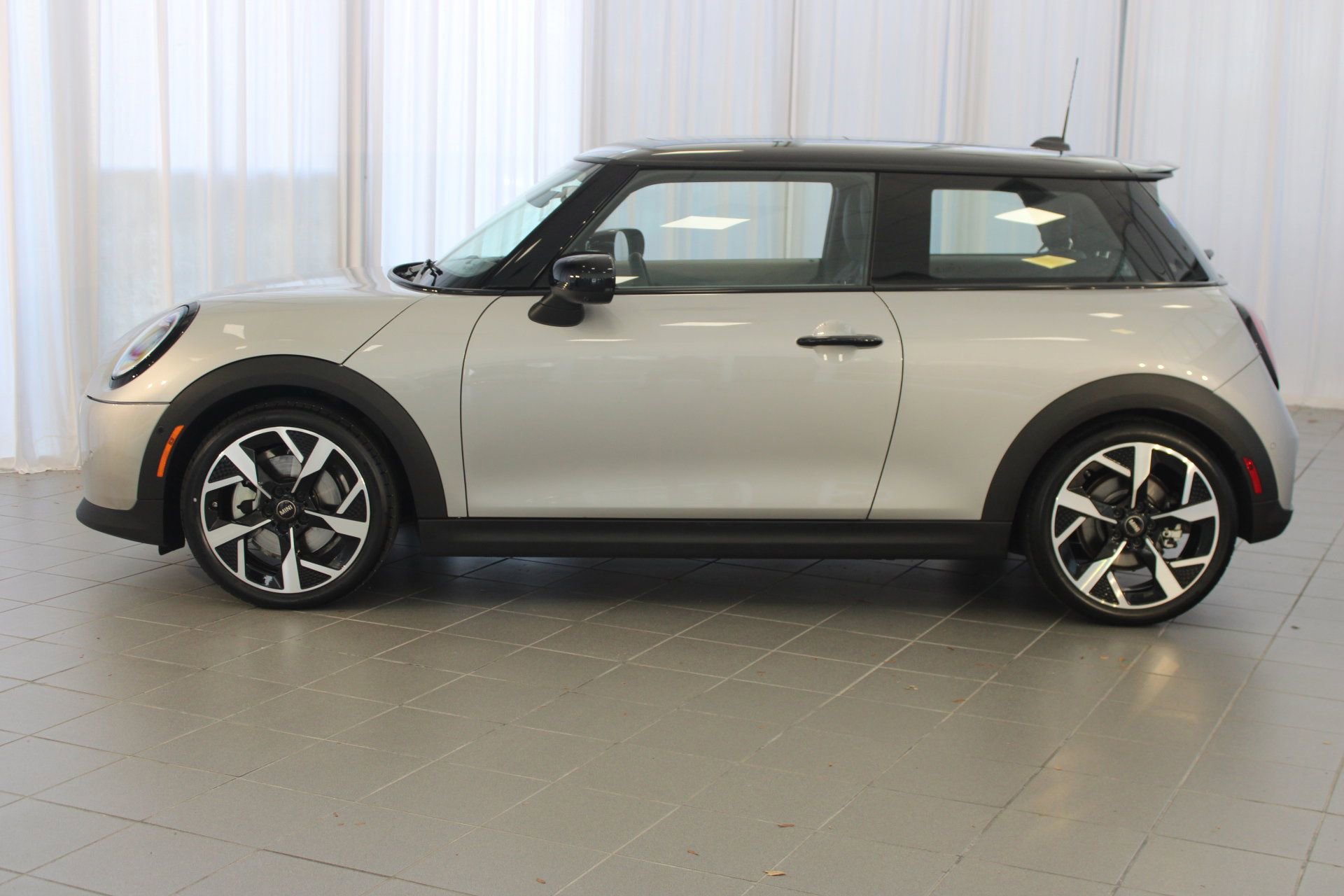 2025 Mini Cooper Hardtop S photo 2