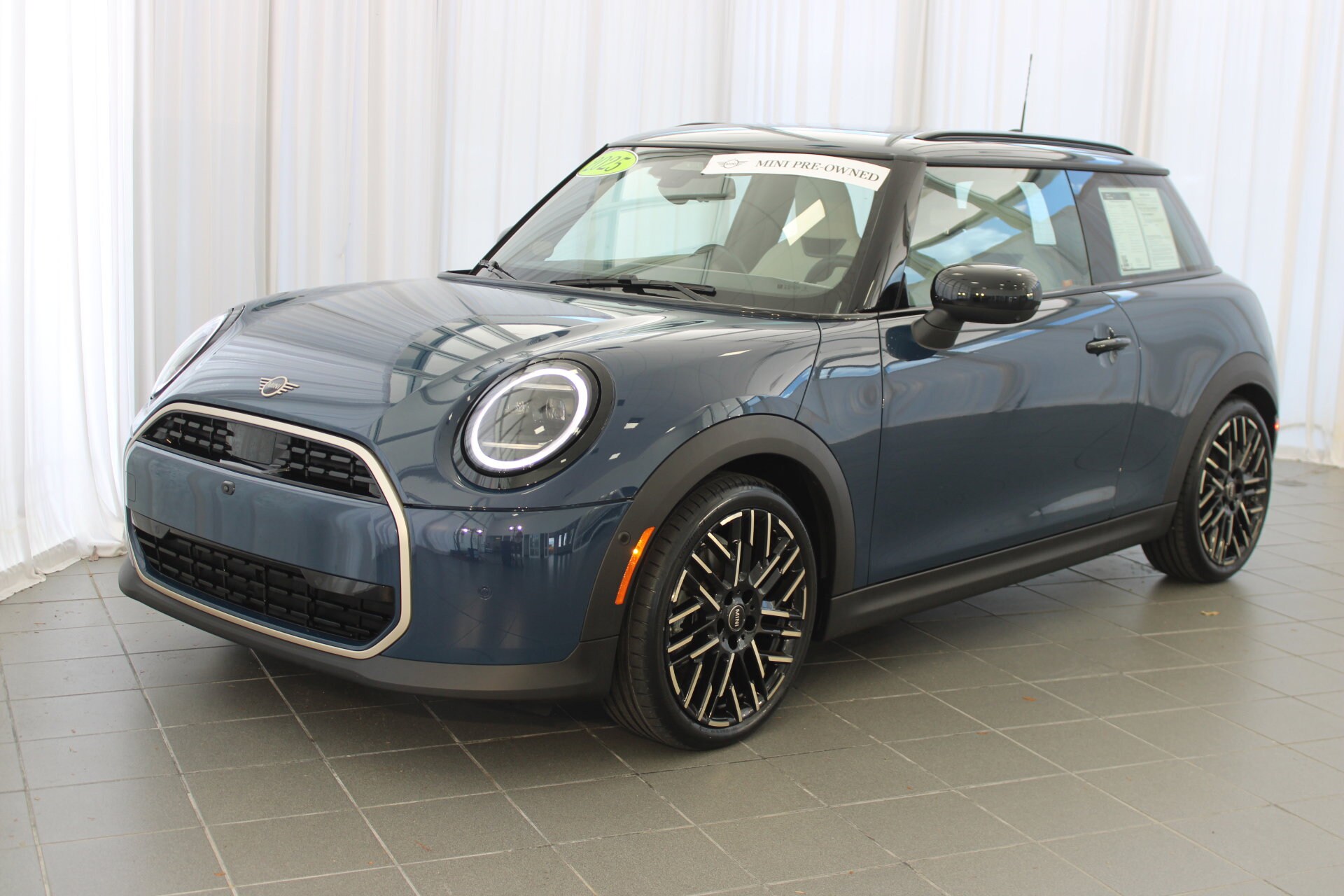 2025 Mini Cooper 2 Door Hardtop Iconic photo 2