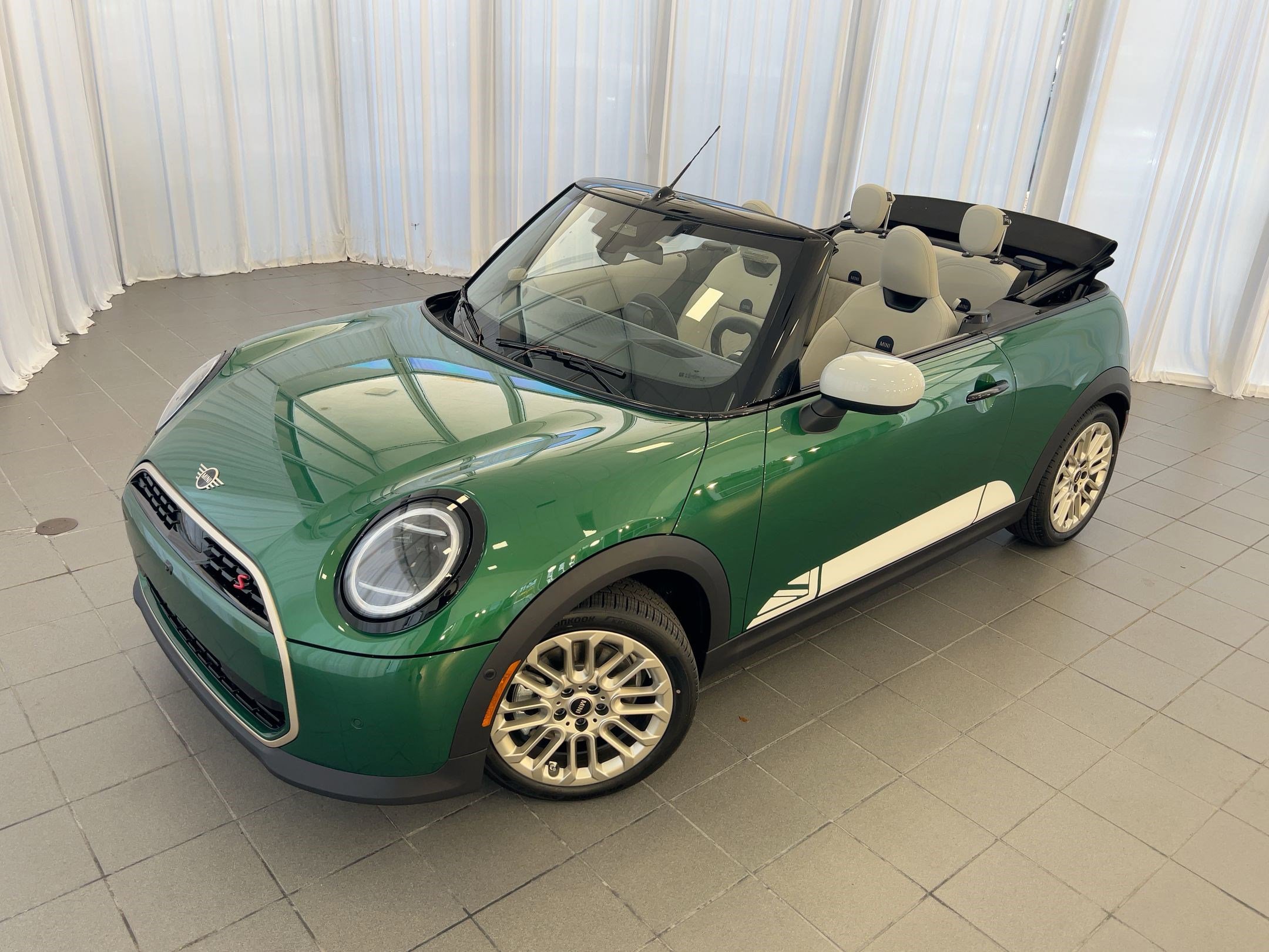 2026 MINI Convertible S - Photo 37