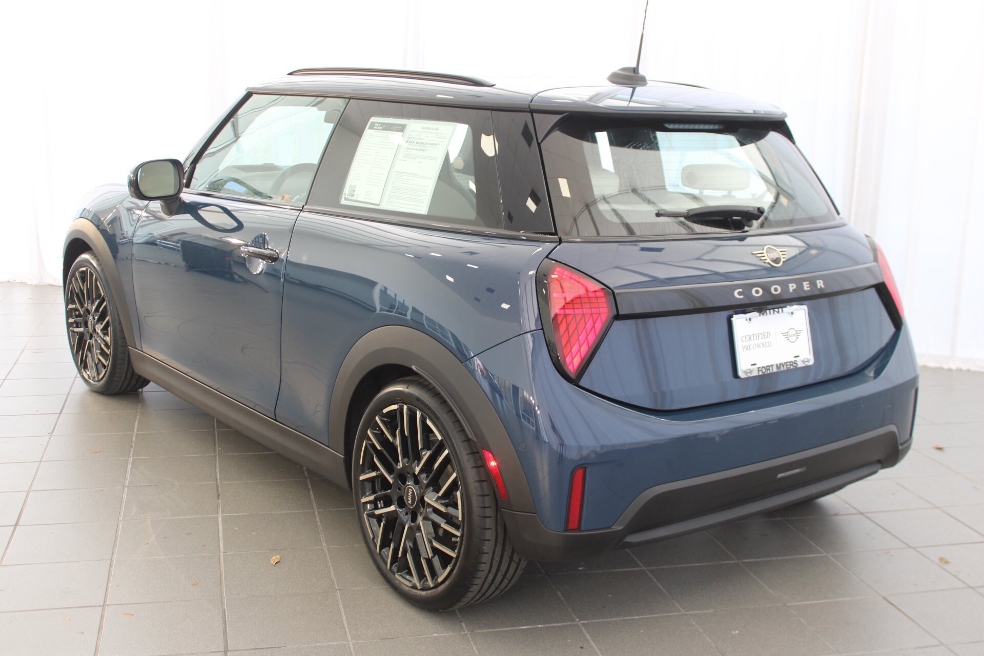 2025 Mini Cooper 2 Door Hardtop Iconic photo 4