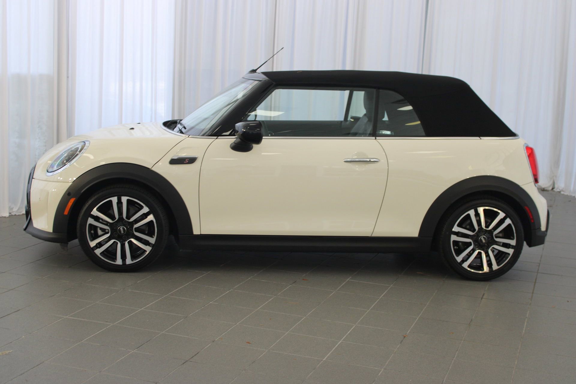 2023 Mini Cooper Convertible S photo 2