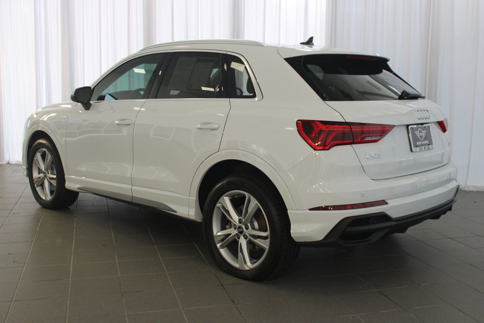 2023 Audi Q3 45 TFSI S line Premium photo 3
