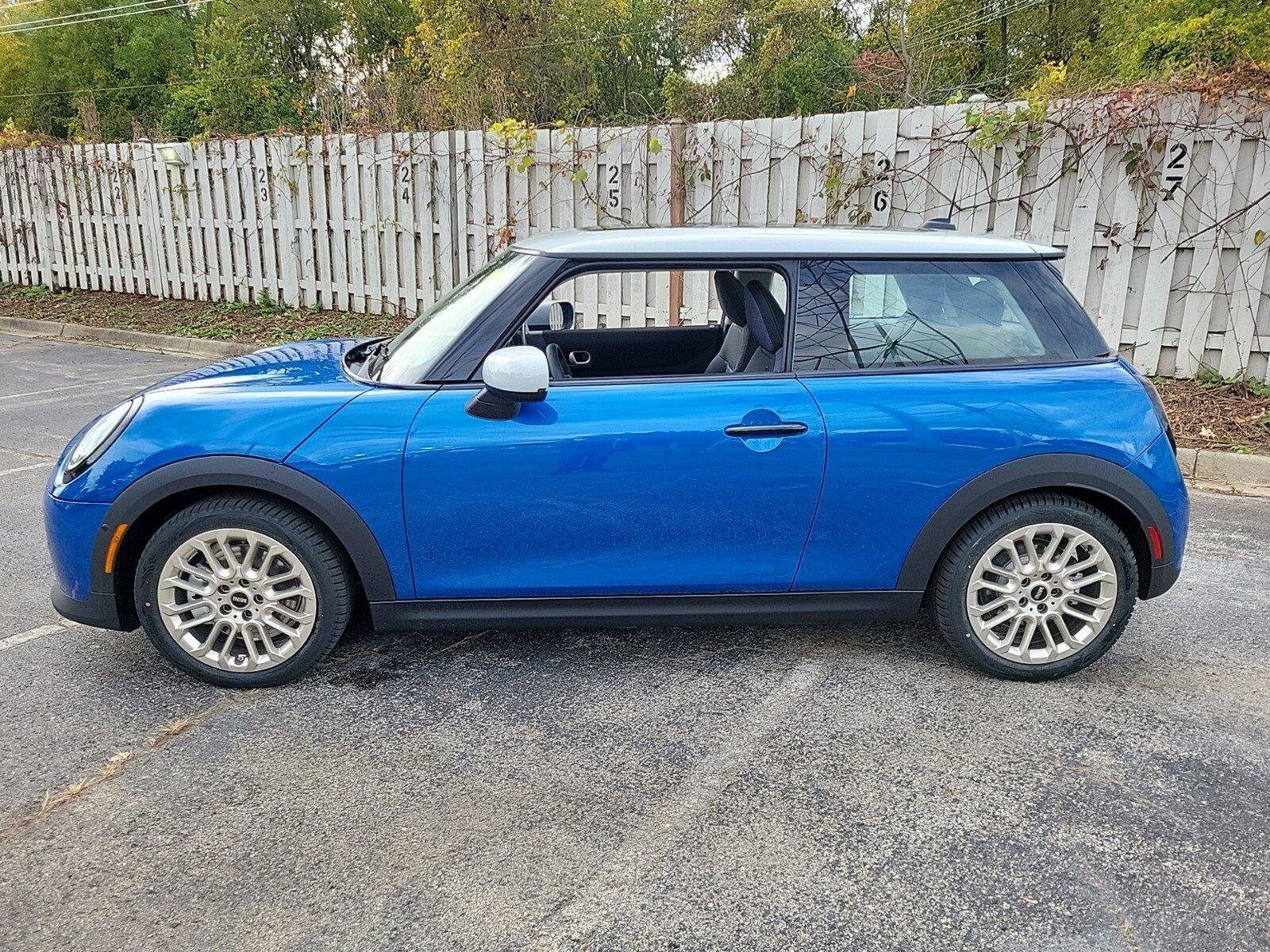2025 Mini Cooper 2 Door Hardtop Signature photo 2