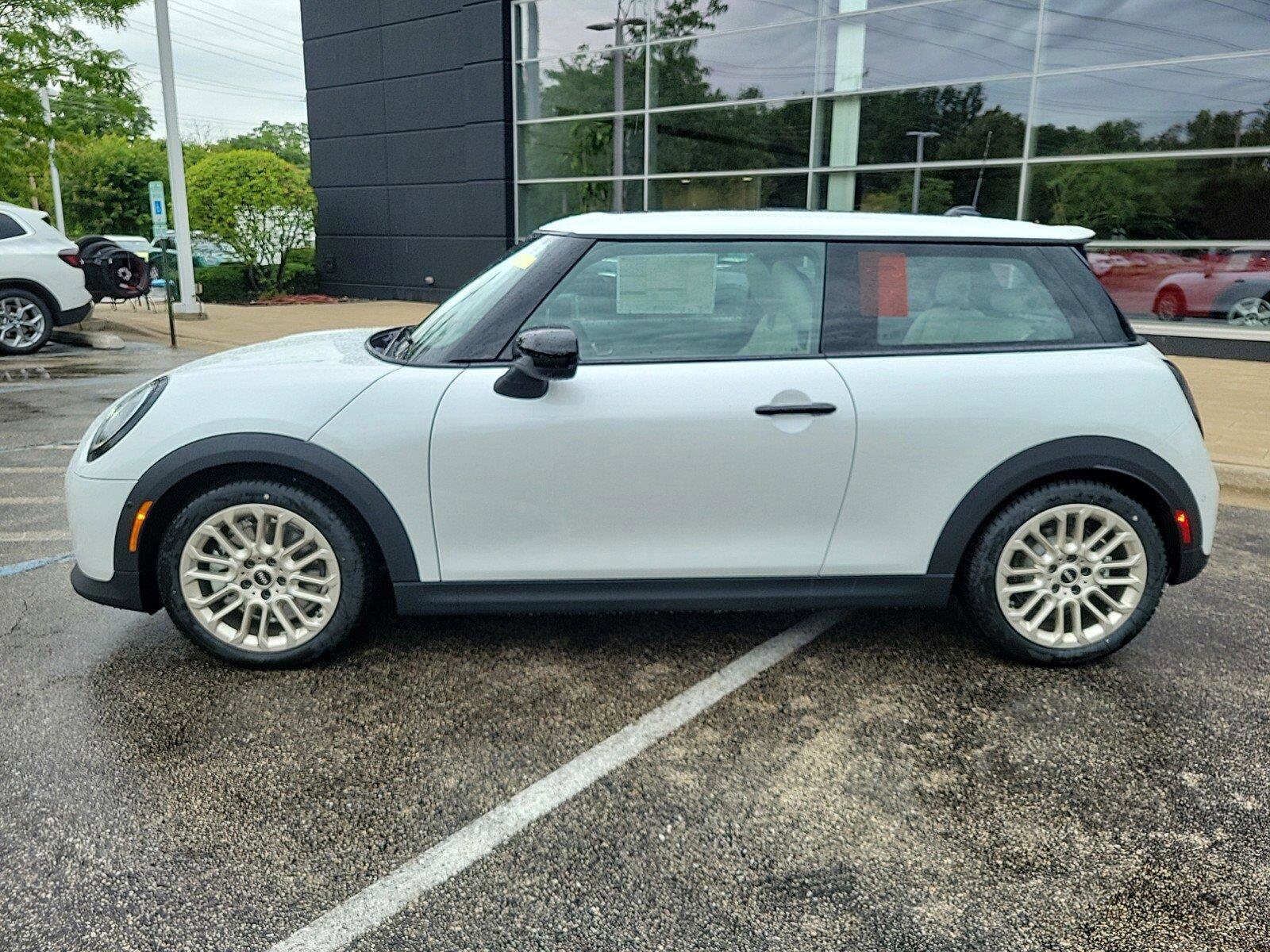 2025 Mini Cooper 2 Door Hardtop Iconic photo 2
