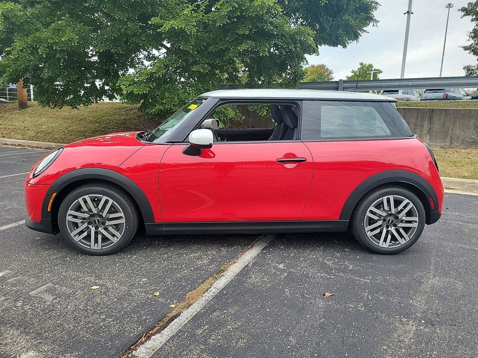 2025 Mini Cooper 2 Door Hardtop Signature photo 2