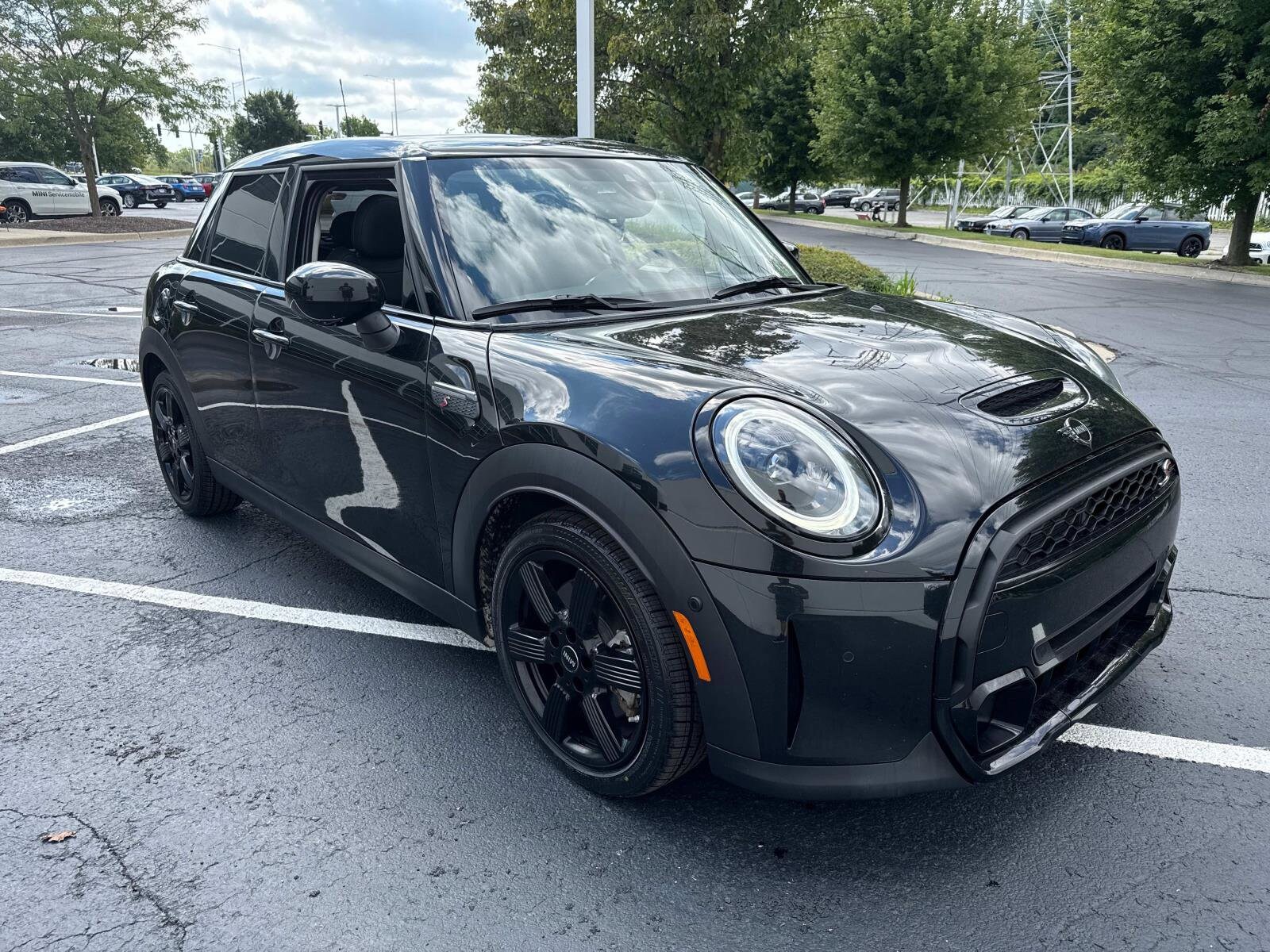 2023 Mini Cooper Iconic S photo 3