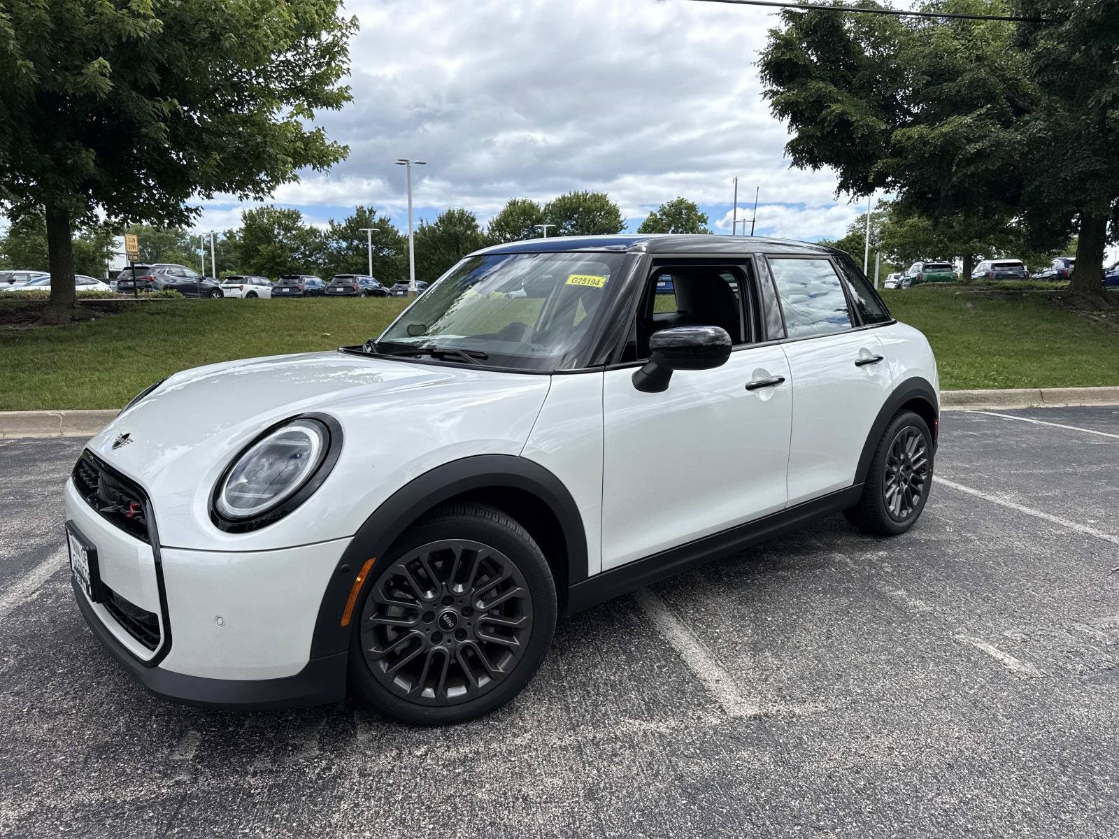 2025 MINI Hardtop Cooper S Signature's photo
