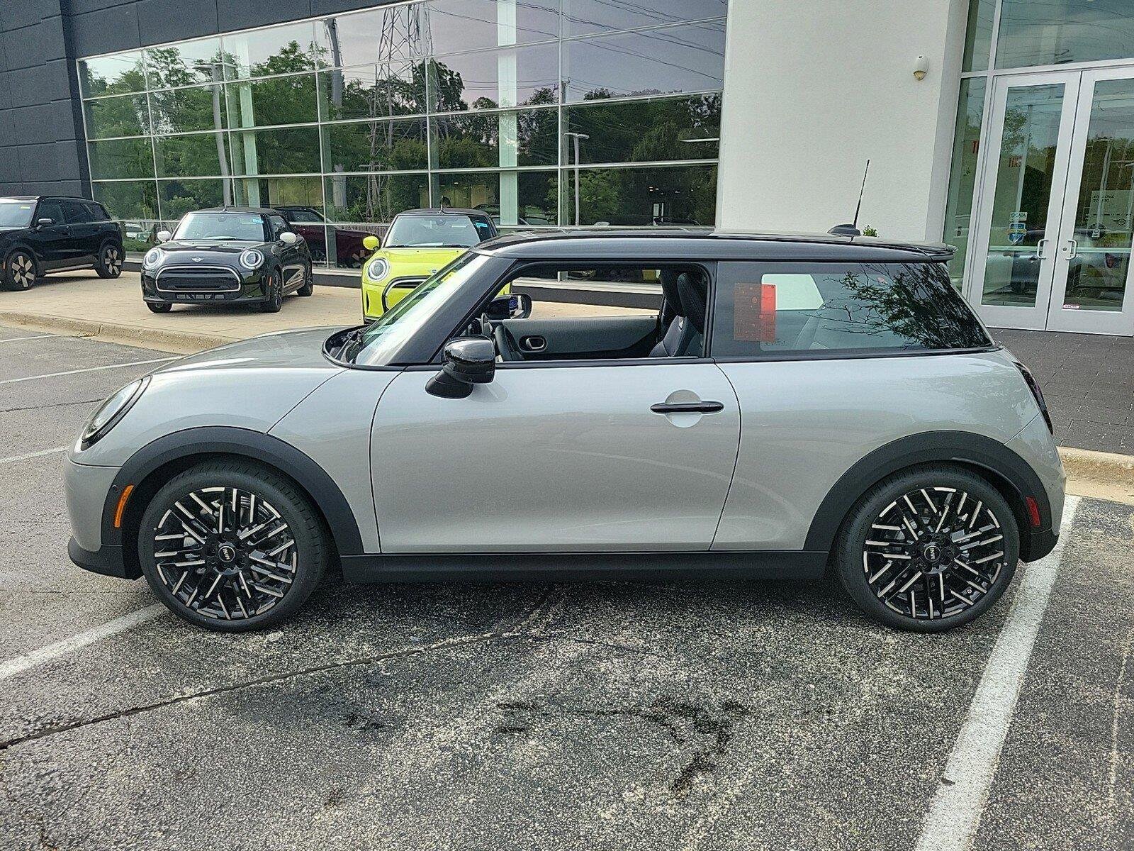 2025 Mini Cooper 2 Door Hardtop Iconic photo 2