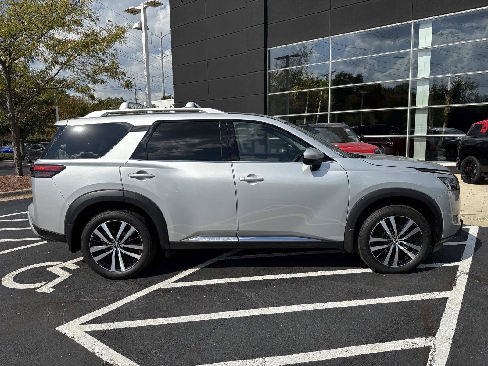2024 Nissan Pathfinder Platinum photo 3