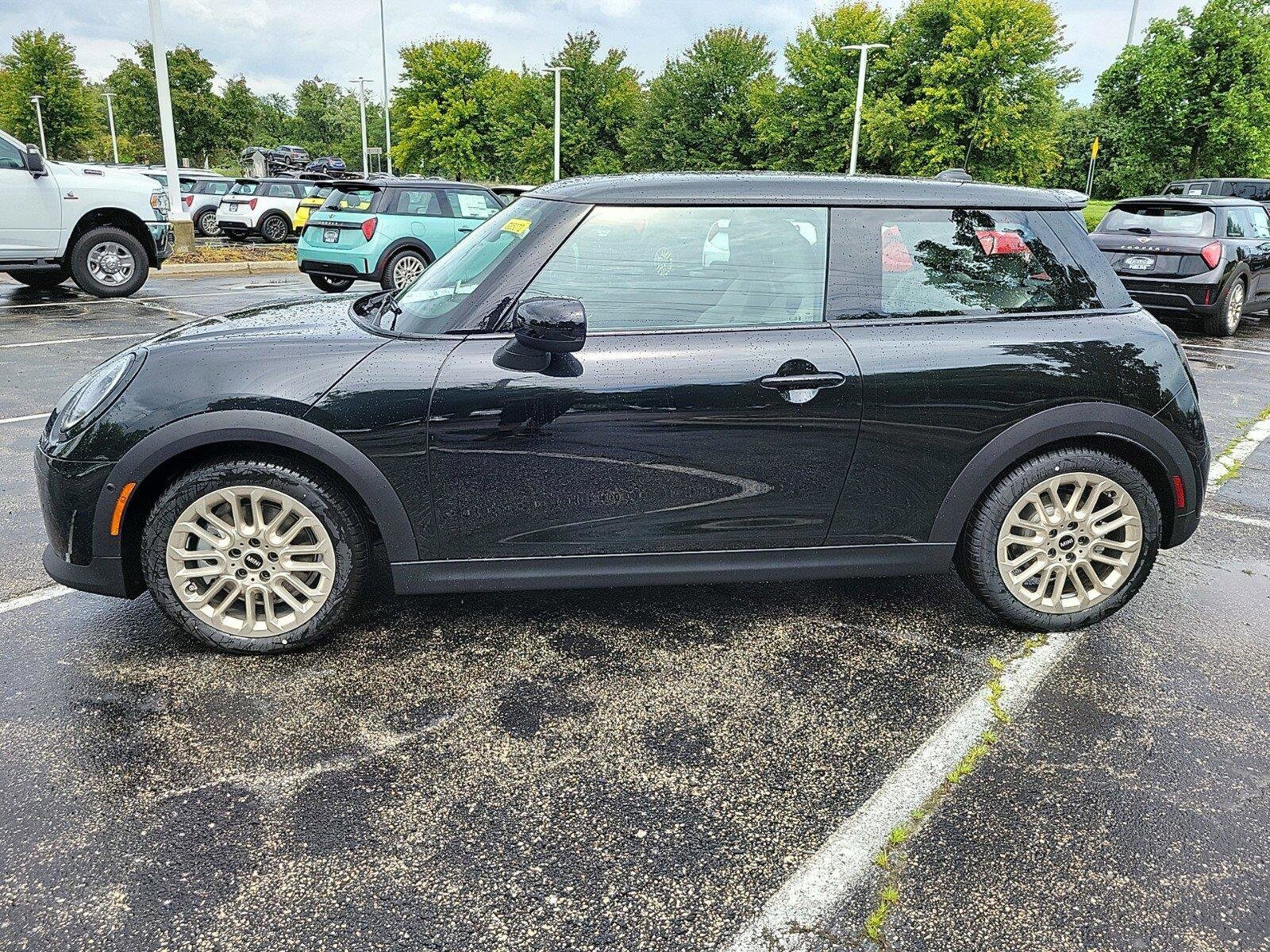 2025 Mini Cooper 2 Door Hardtop Signature photo 2