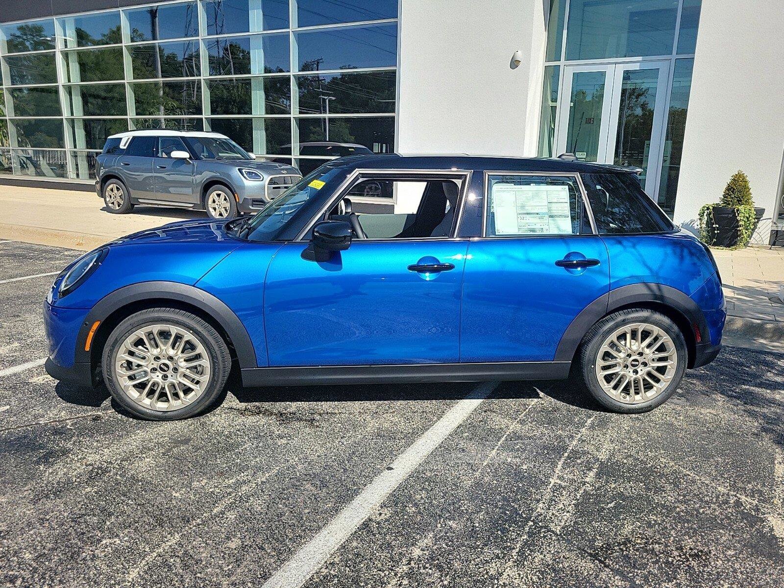 2025 Mini Cooper 4 Door Hardtop Signature photo 2