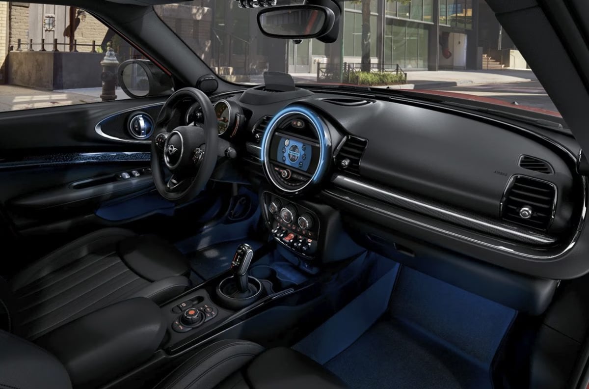 2023-mini-clubman-int-dash.png