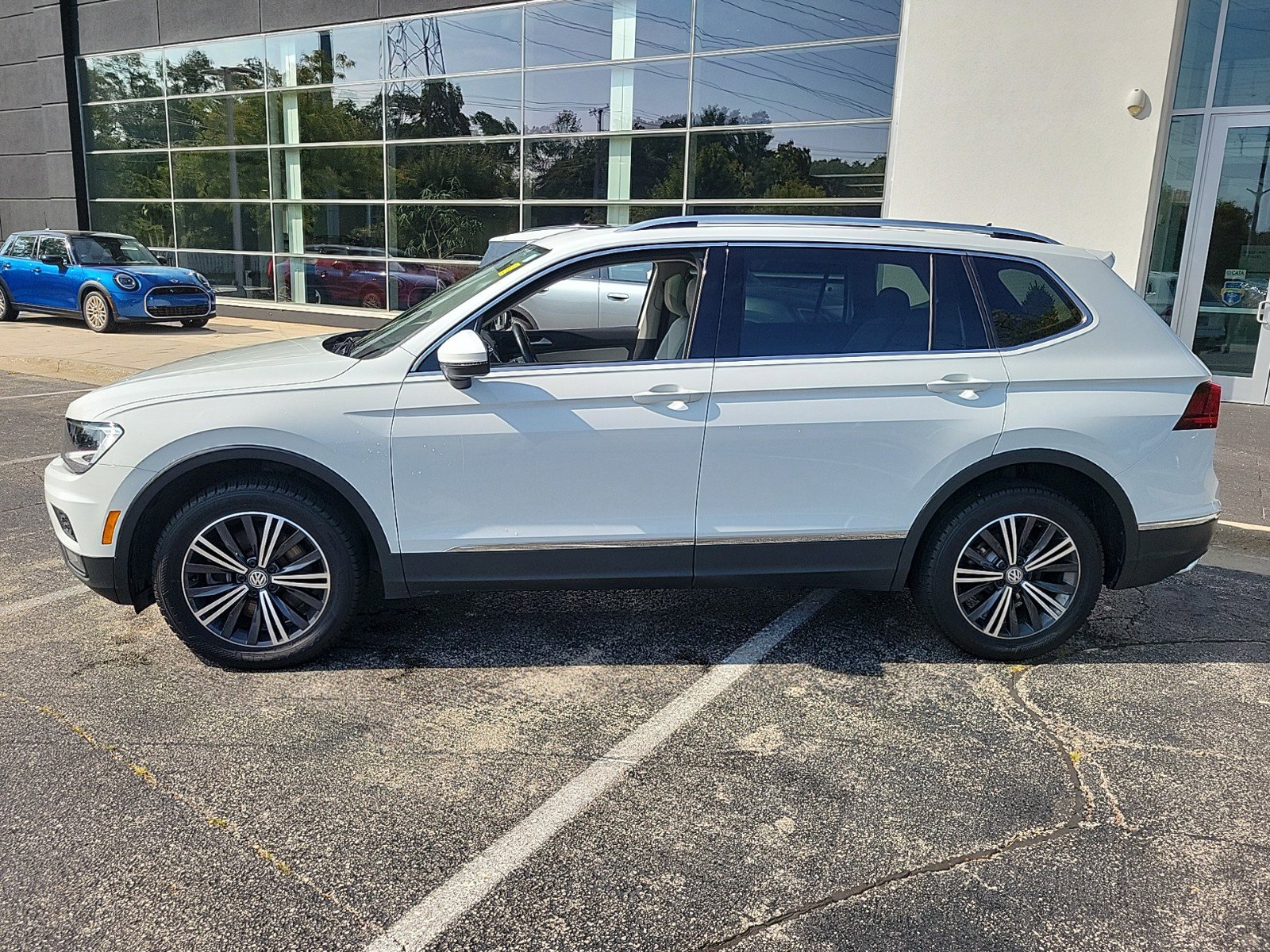 Used 2019 Volkswagen Tiguan SEL with VIN 3VV2B7AX0KM196093 for sale in Glencoe, IL