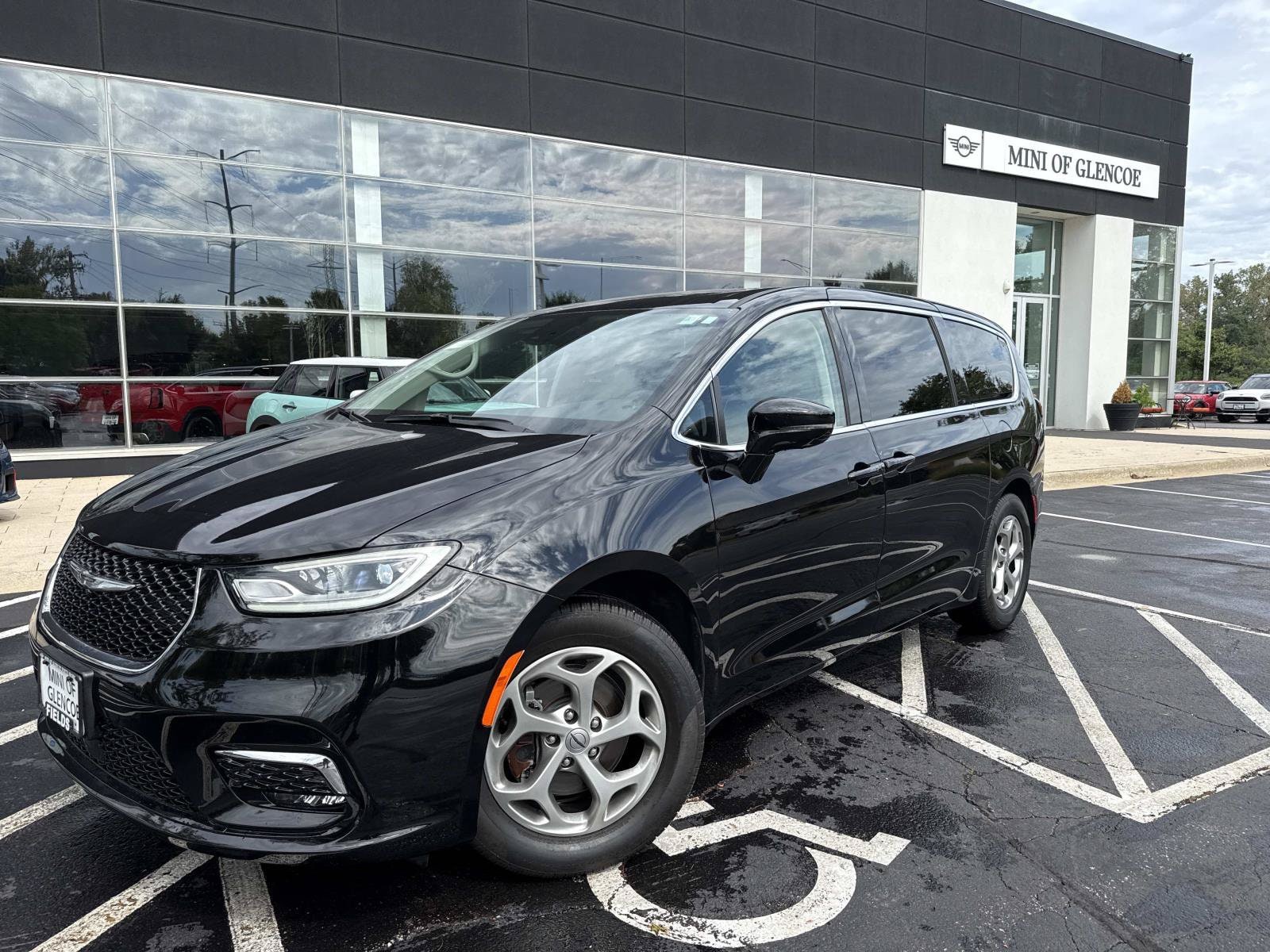 Diamond Black Crystal Pearlcoat 2024 Chrysler Pacifica Minivan Front-Wheel Drive Automatic