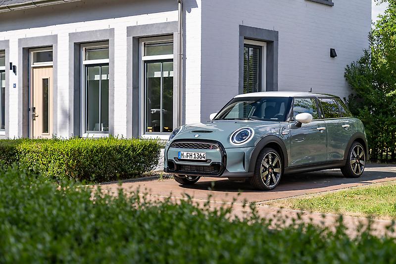 2022-mini-cooper-parked.jpg