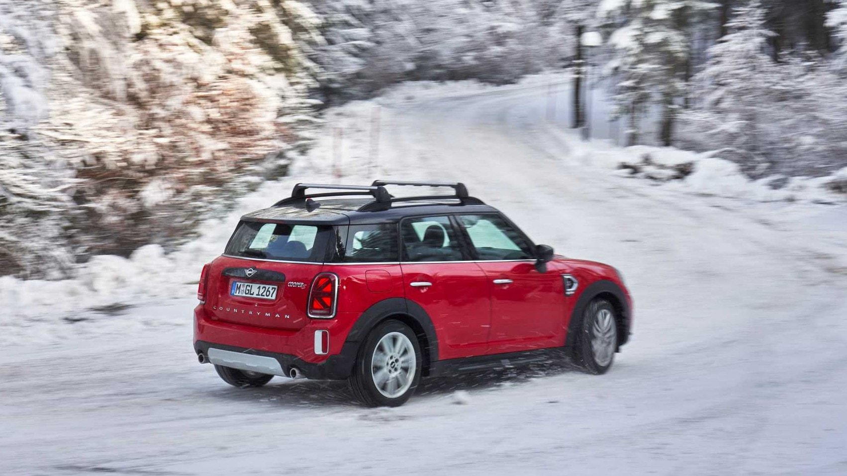 Mini Cooper S Countryman in winter snow