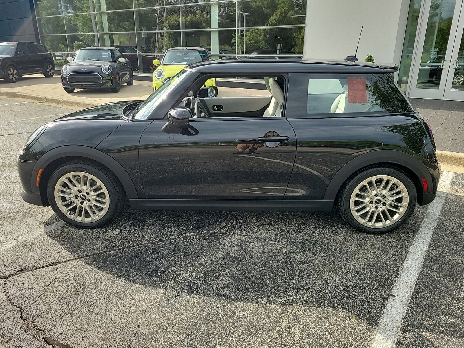 2025 Mini Cooper 2 Door Hardtop Iconic photo 2