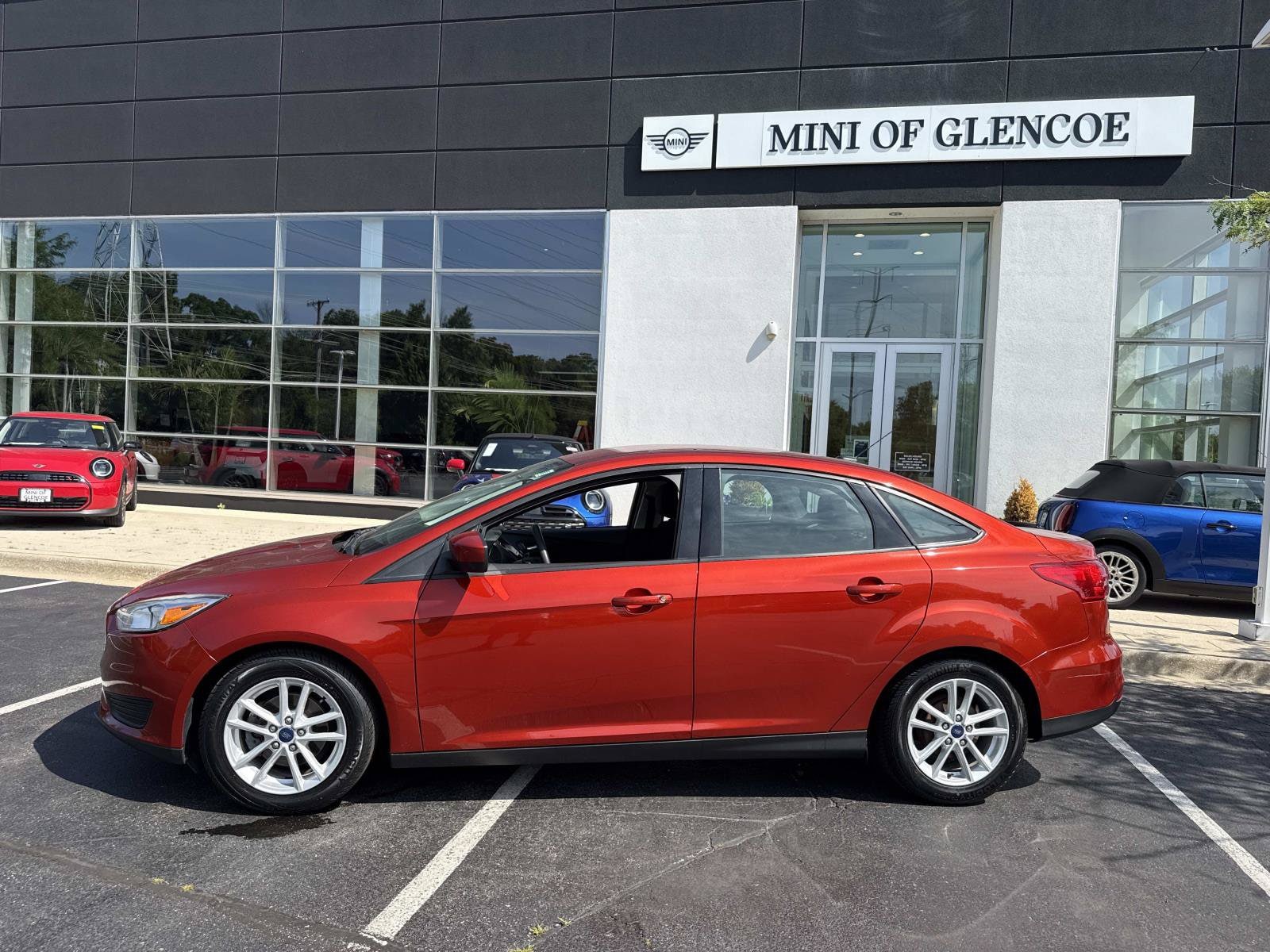 Used 2018 Ford Focus SE with VIN 1FADP3F23JL257263 for sale in Glencoe, IL