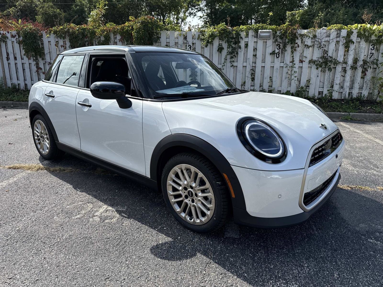 2026 Mini Cooper S Iconic photo 3