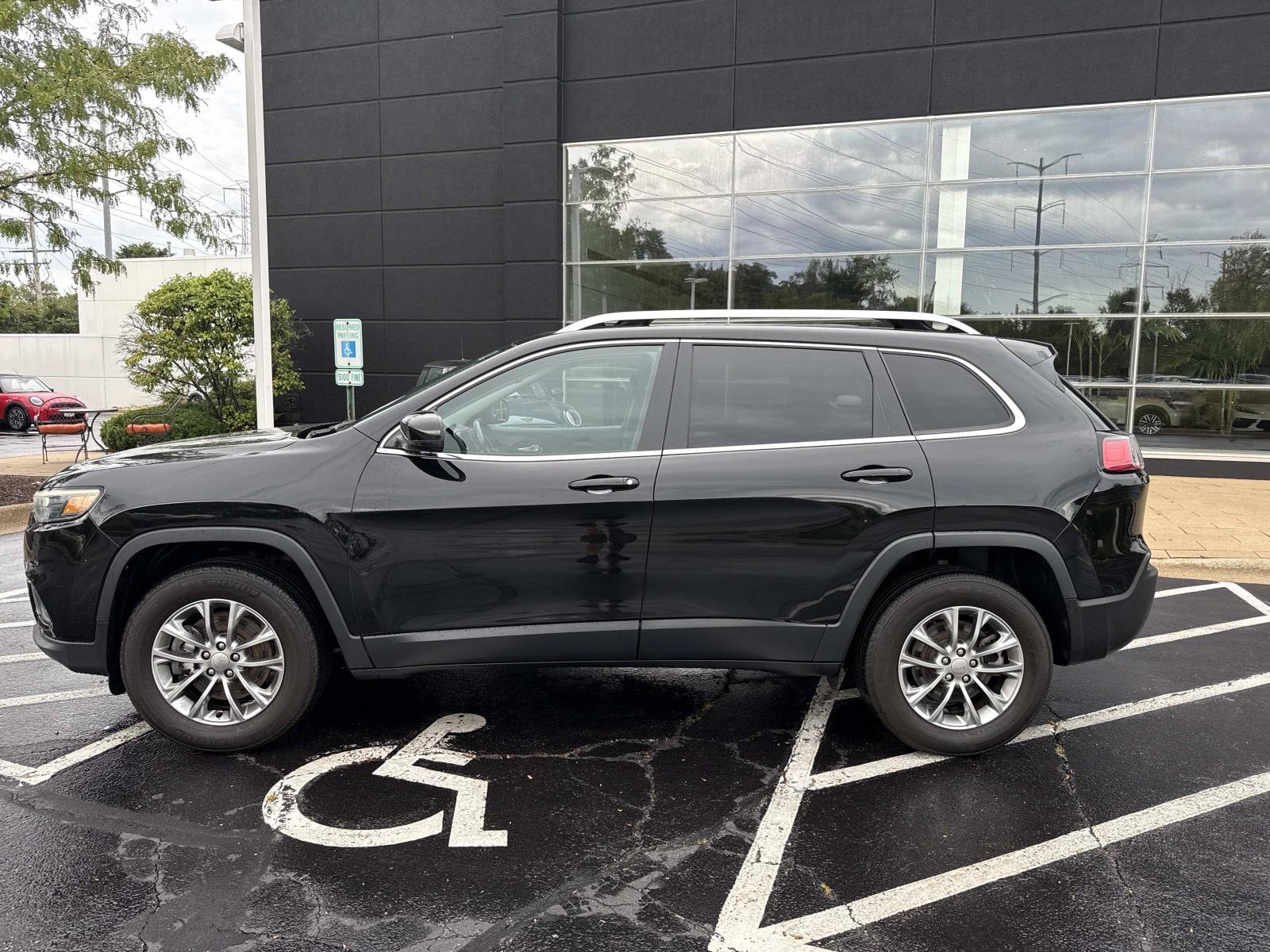 Used 2020 Jeep Cherokee Latitude Plus with VIN 1C4PJMLB5LD556995 for sale in Glencoe, IL