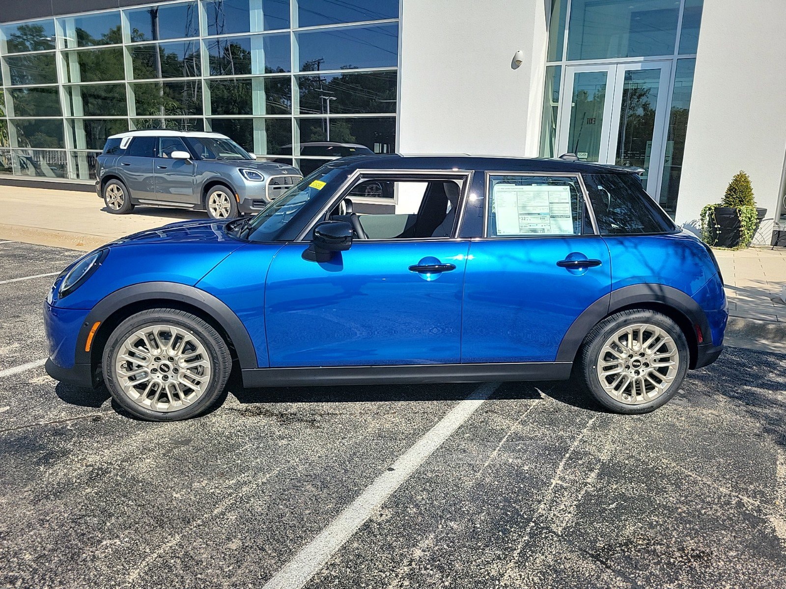 2025 Mini Cooper 4 Door Hardtop Signature photo 2