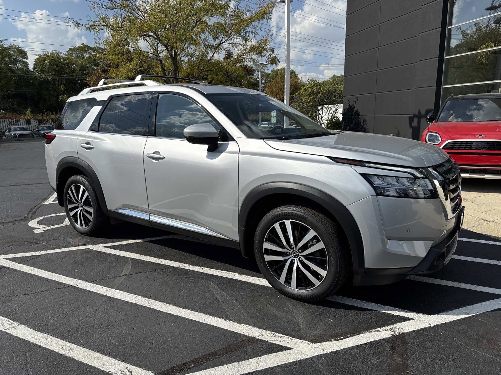 2024 Nissan Pathfinder Platinum photo 2