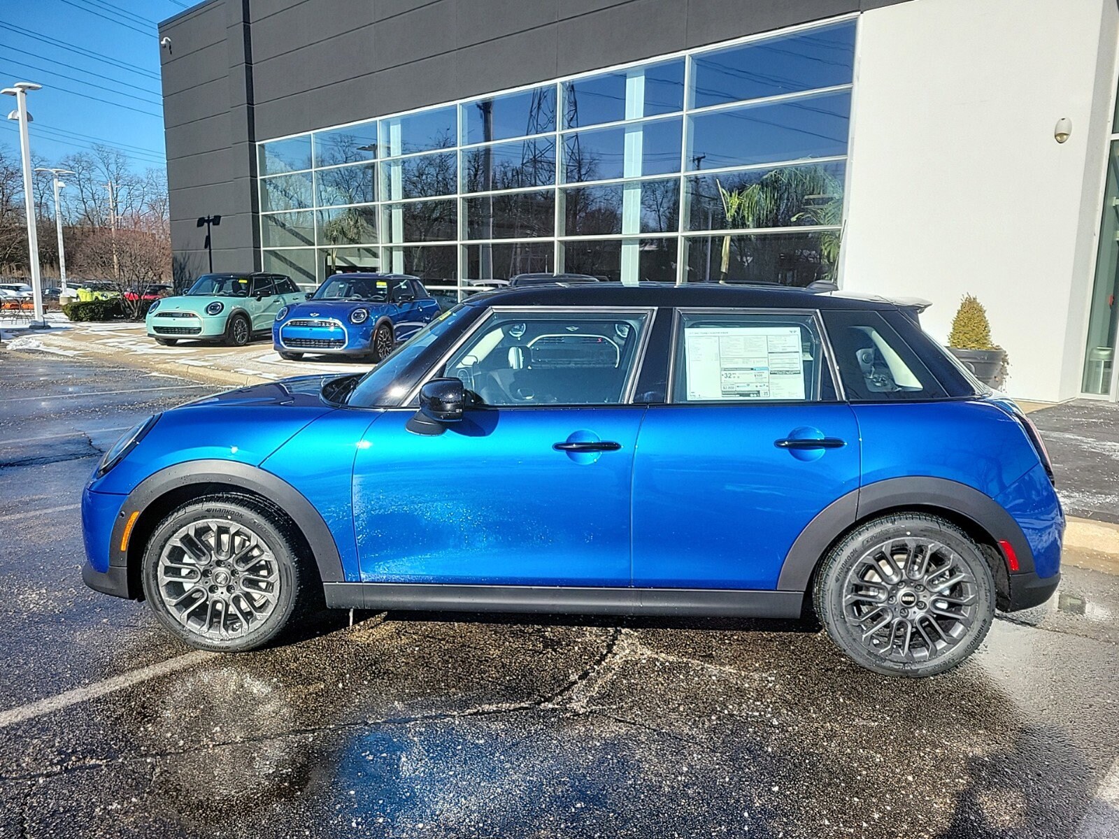 2025 Mini Cooper 4 Door Hardtop Iconic photo 2