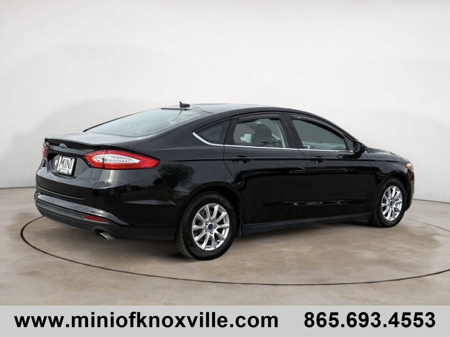 2015 Ford Fusion S photo 2
