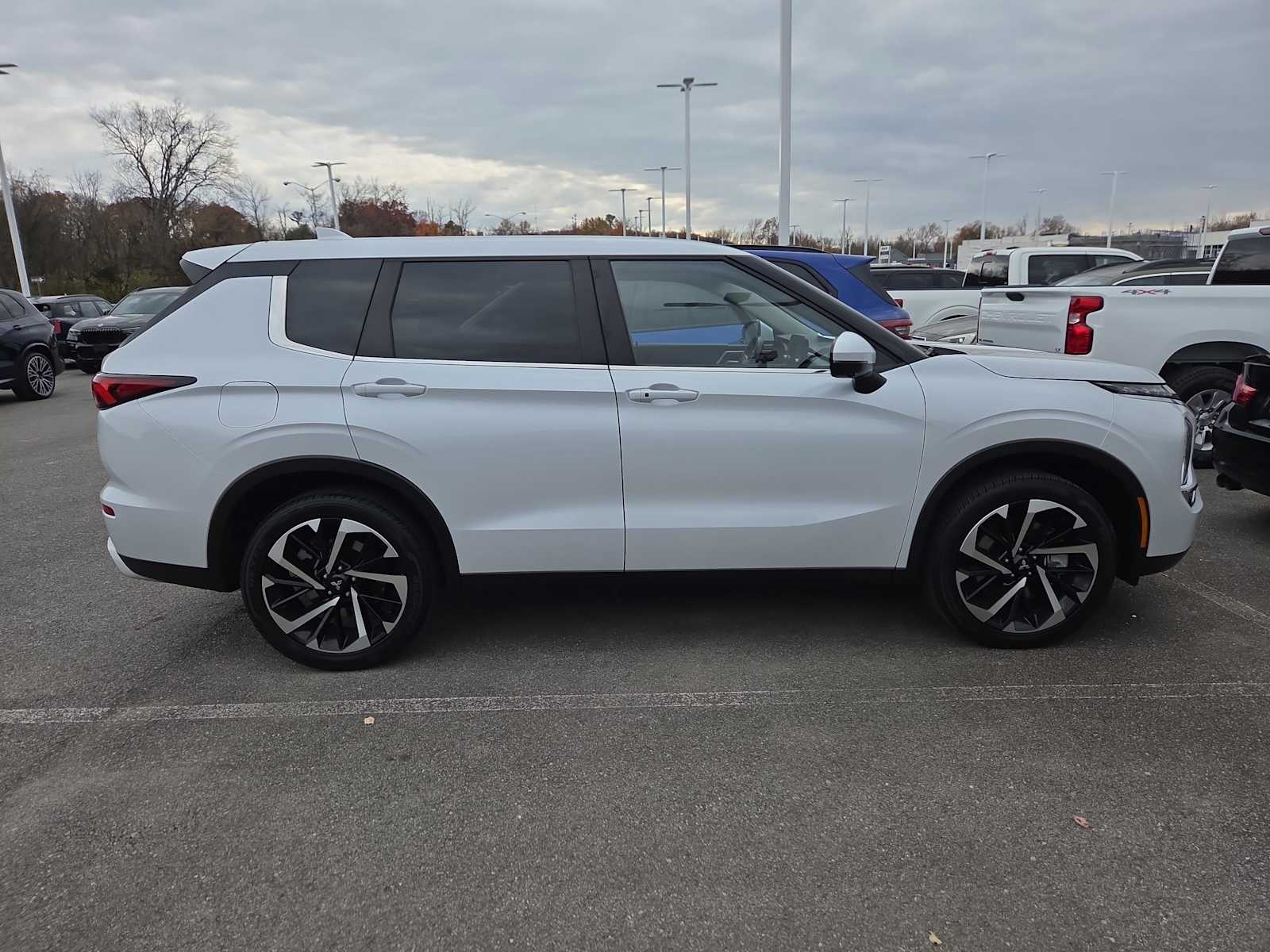 2024 Mitsubishi Outlander SE photo 3