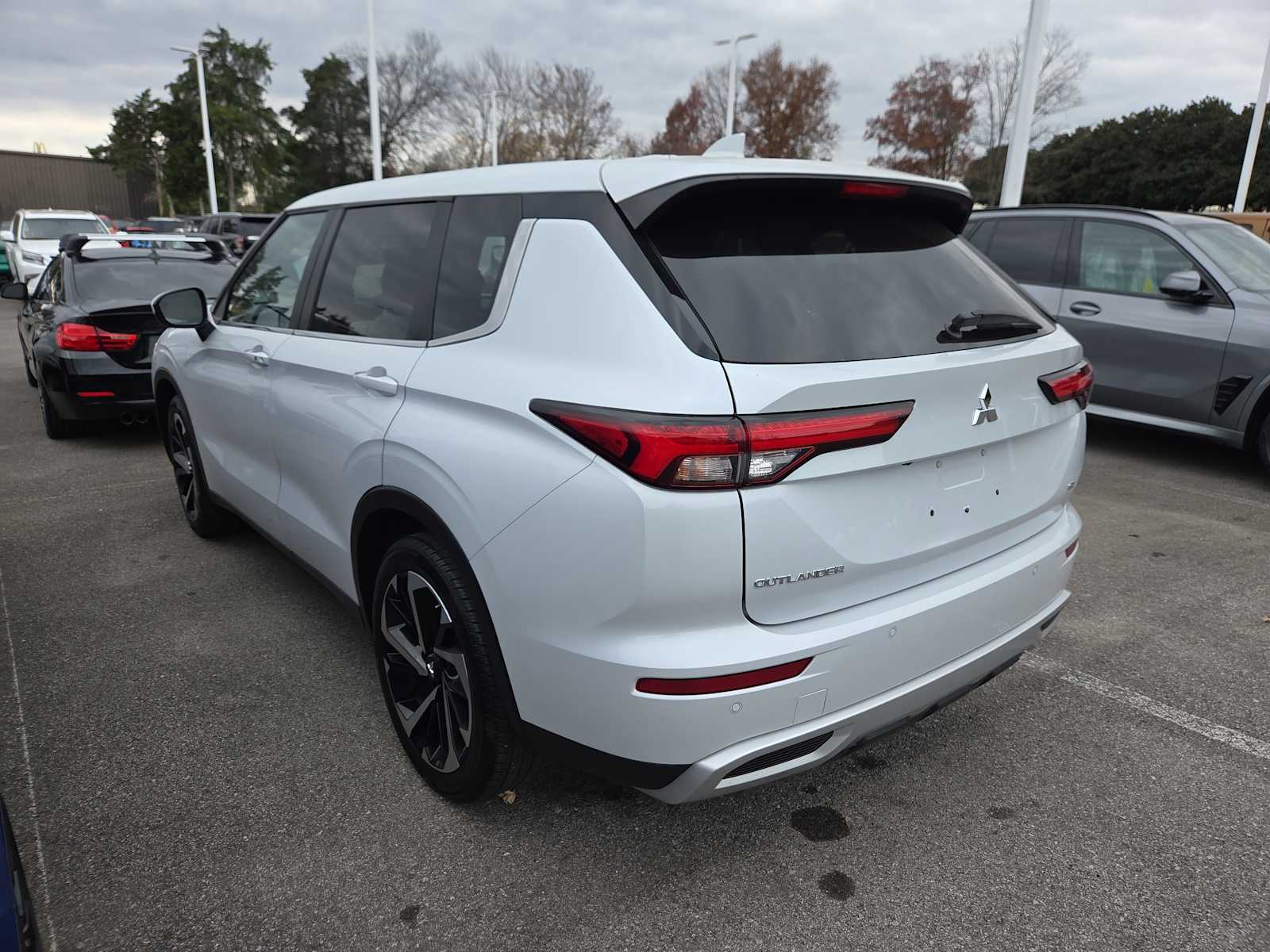 2024 Mitsubishi Outlander SE photo 2
