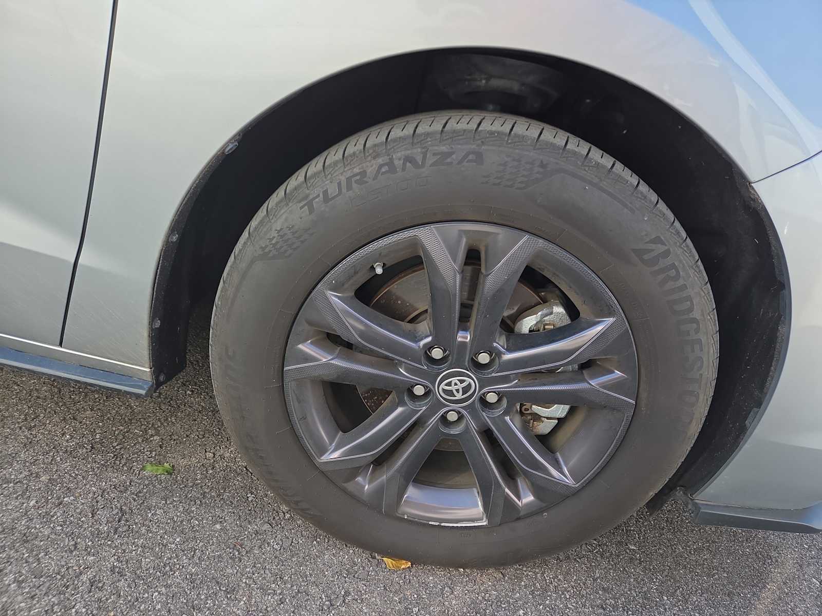 2024 Toyota Sienna XSE photo 2