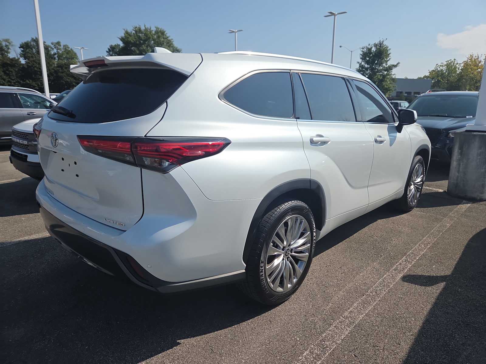 2022 Toyota Highlander Limited photo 3