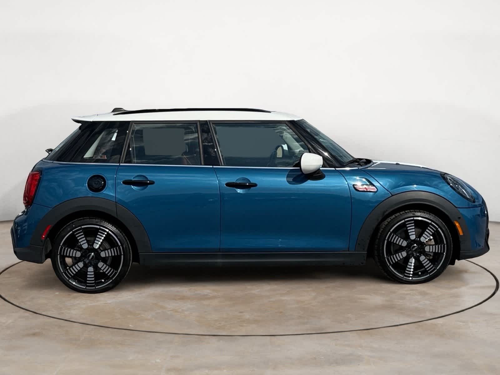 2023 Mini Cooper 4 Door Hardtop S photo 2