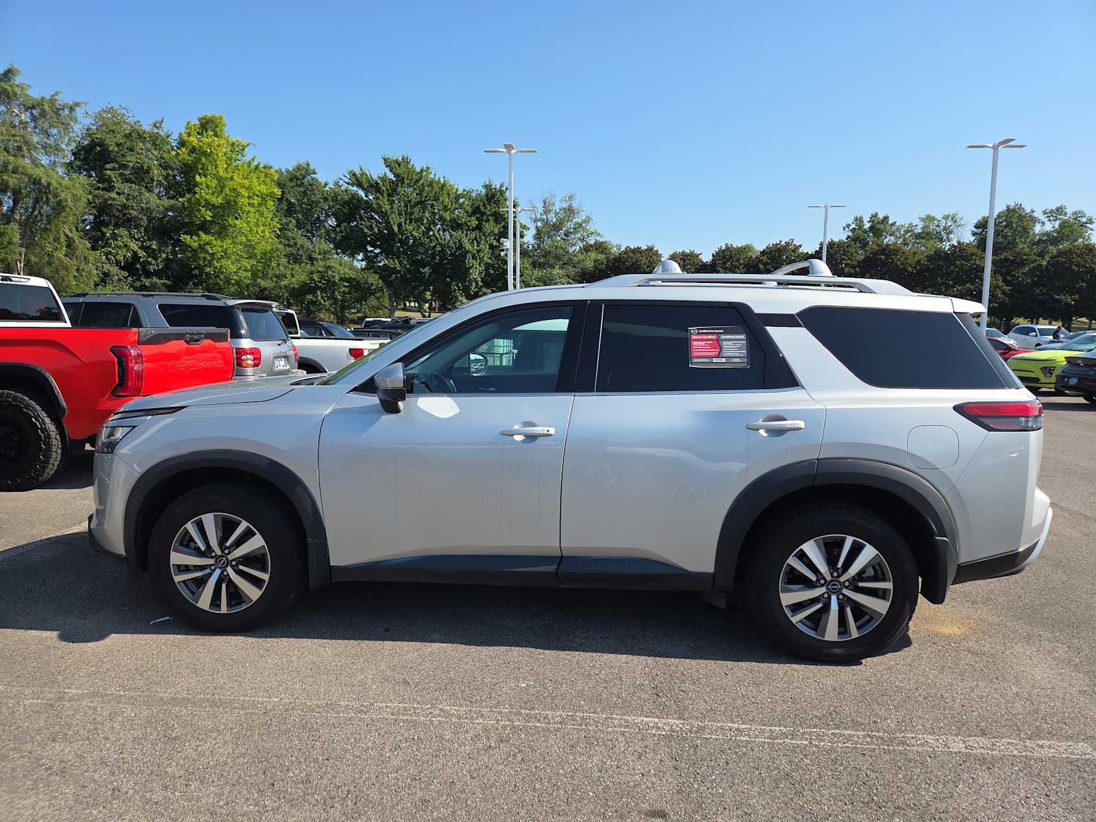 2024 Nissan Pathfinder SL photo 3