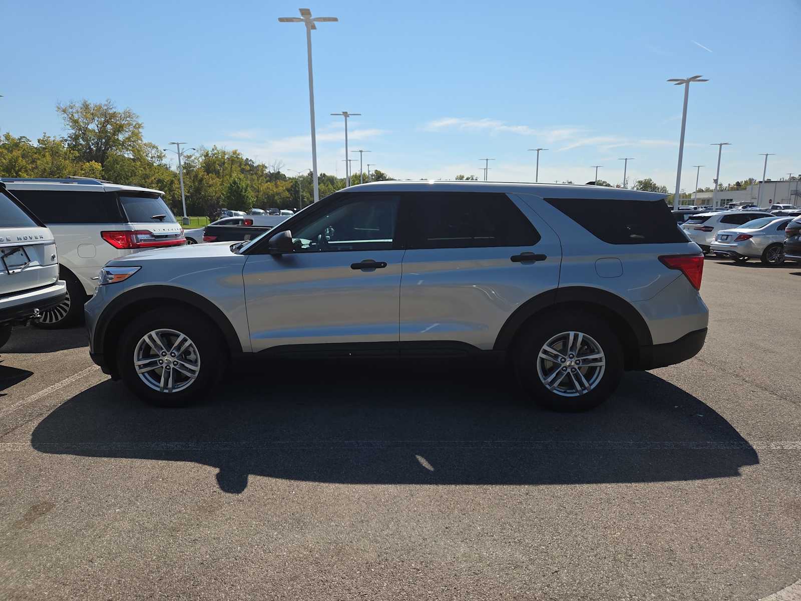 2023 Ford Explorer Base photo 3