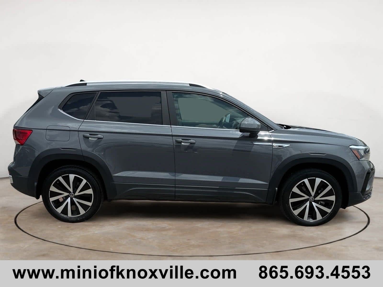 2022 Volkswagen Taos SE photo 2