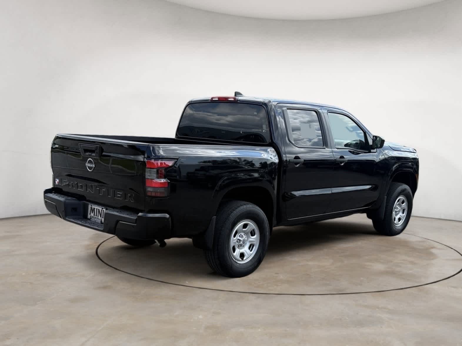 2022 Nissan Frontier S Crew Cab photo 3