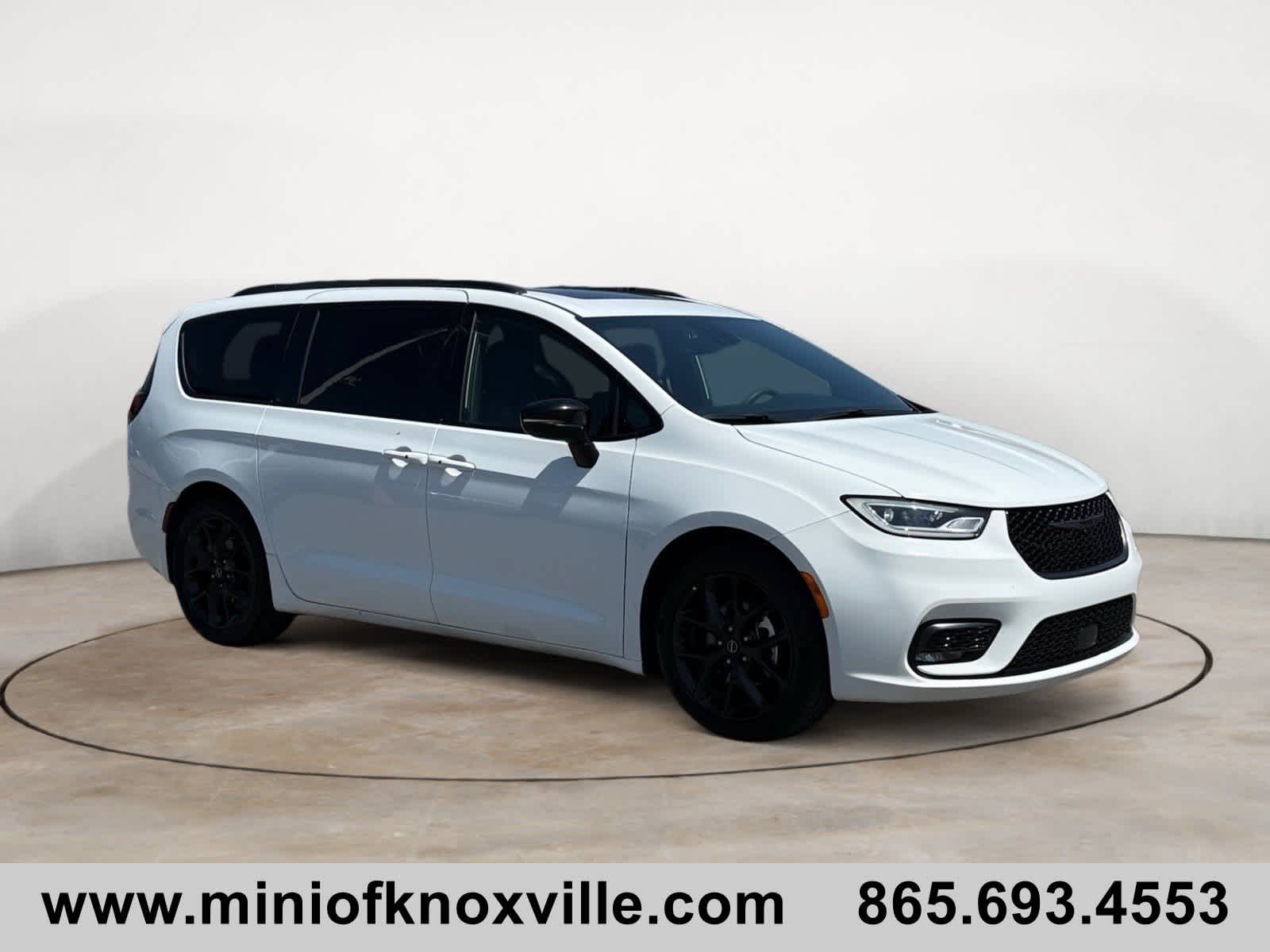 2025 Chrysler Pacifica Limited's photo